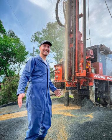 ¡Otra más de MrBeast! Joven filántropo construyó 100 pozos de agua potable en África