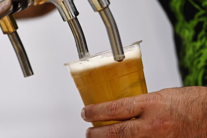 ¡Salud! Alemanes rompen récord al beber más de mil cervezas en menos de tres horas