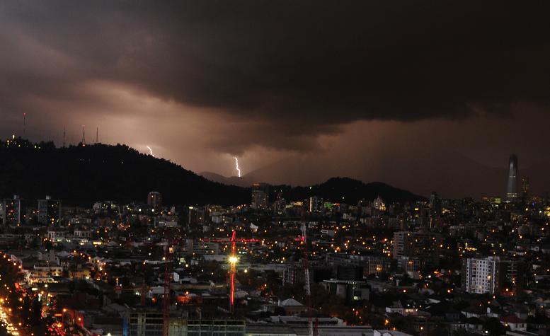 Clima en Santiago: ¿Habrá tormentas eléctricas este viernes en la RM?