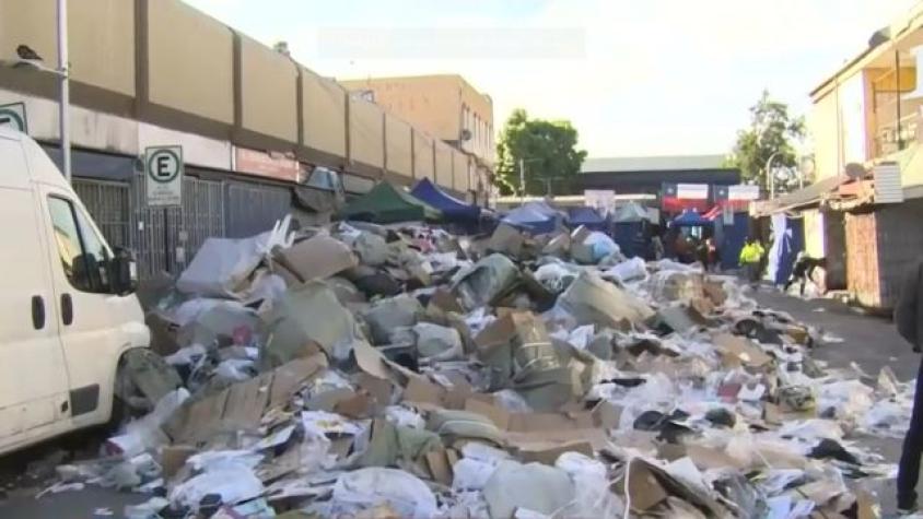 "Vienen de todos lados a botar basura": Locatarios de Barrio Meiggs denuncian montañas de basura