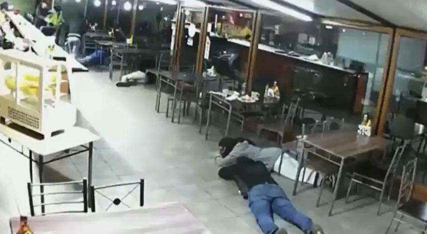 Video muestra cómo delincuentes robaron a clientes y trabajadores de un local en Calera de Tango