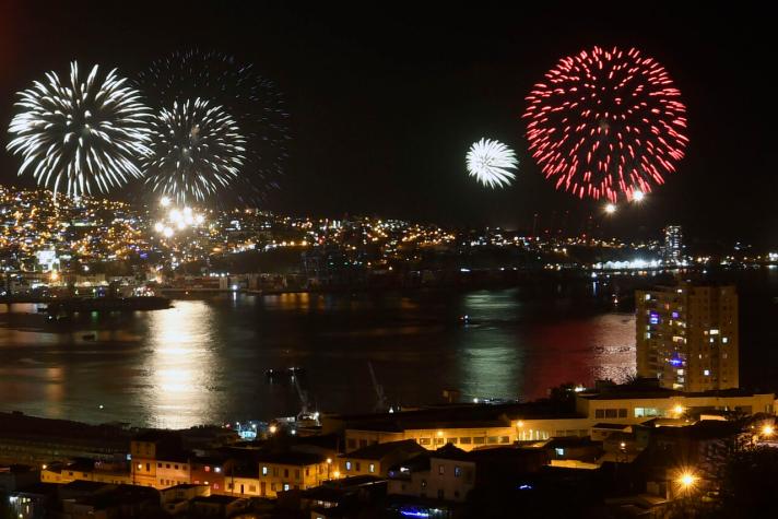 Pirotecnia para el Año Nuevo en el mar en Valparaíso fue