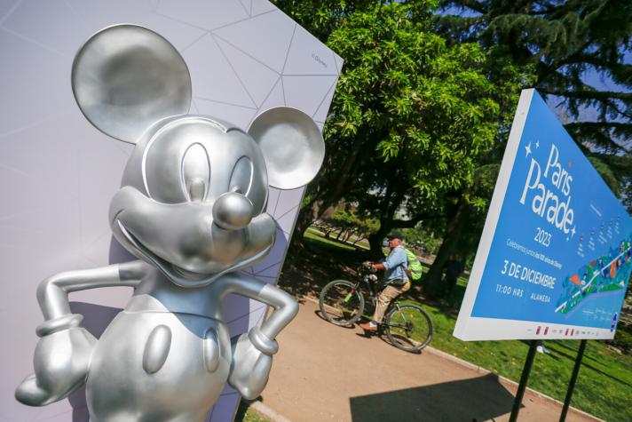 Caos total en Paris Parade 2023: sol, calor y grandes cantidades de gente