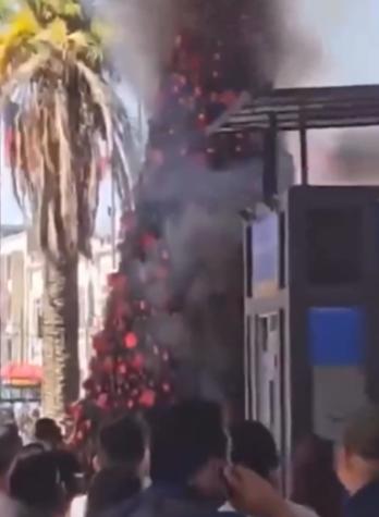 Árbol de Navidad de Estación Central fue quemado tras incidentes con comerciantes ambulantes