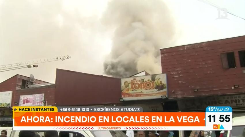 Bomberos intenta controlar incendio en locales de La Vega
