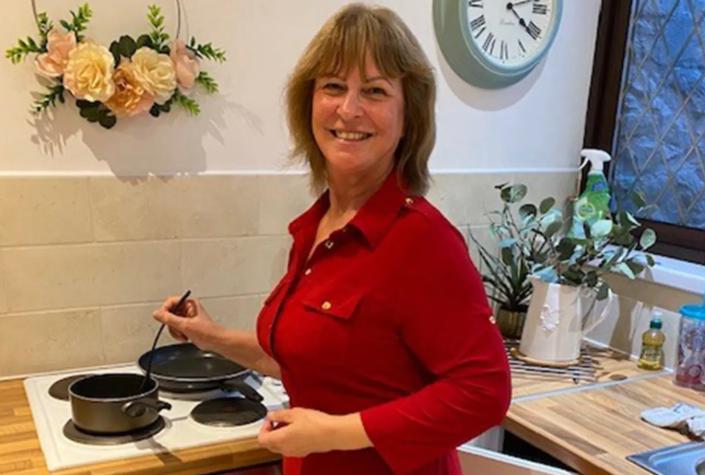 ¡Nadie se salva de pagar! Mujer revela que le cobra a toda su familia por la cena de Navidad