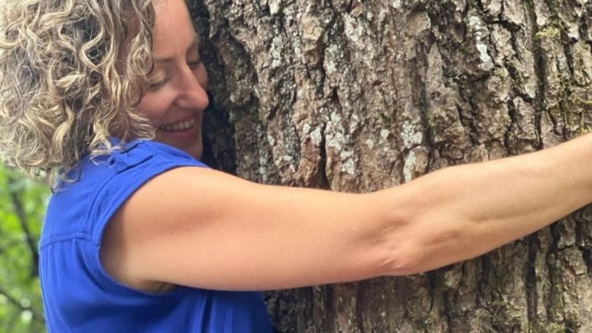 Mujer de 45 años asegura que tiene una relación "erótica" con un árbol