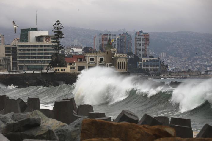 Serán 10 regiones afectadas: emiten alerta por marejadas en costas chilenas