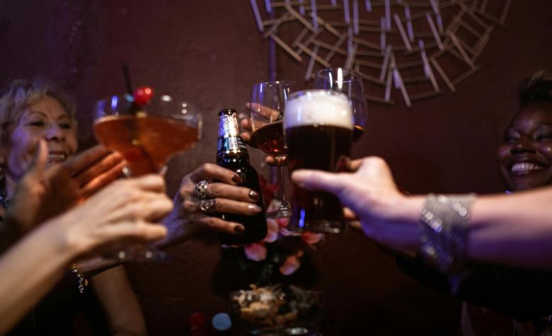 Encuesta revela cuánto gastan los chilenos en alcohol