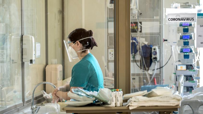 Especialistas preocupados: casos de COVID-19 en Chile aumentaron un 75% durante el último mes