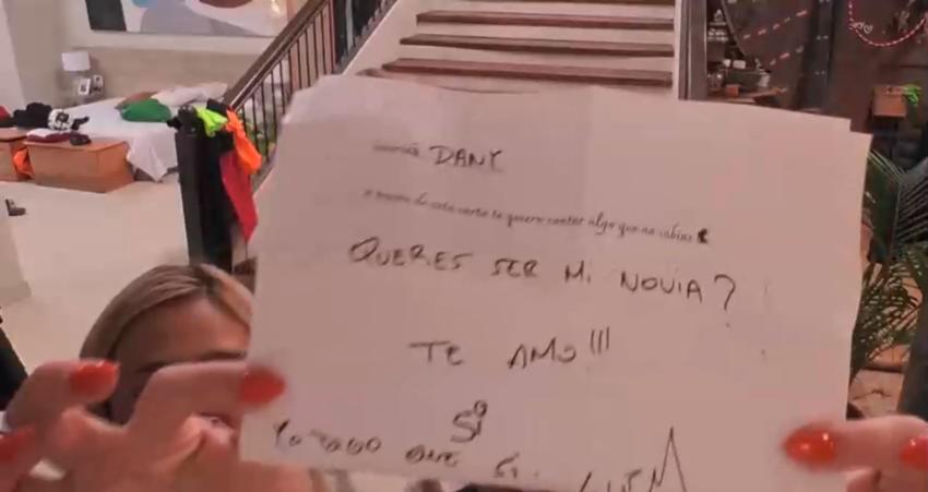 Daniela Aránguiz muestra la carta con la que Luis Mateucci le pidió pololeo