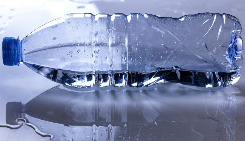 Lapidario estudio contra el agua embotellada: hasta 370 mil microplásticos detectados