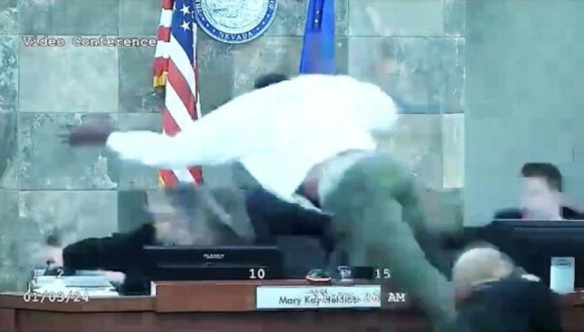 No para: sujeto que se abalanzó sobre jueza apareció con una máscara de "Hannibal Lecter"