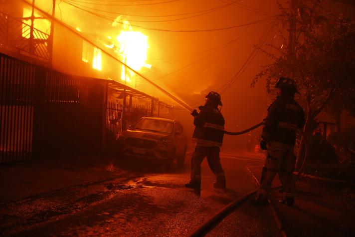 “No me interesa lo demás”: A pesar de los incendios forestales, hombre no abandonó a su perro