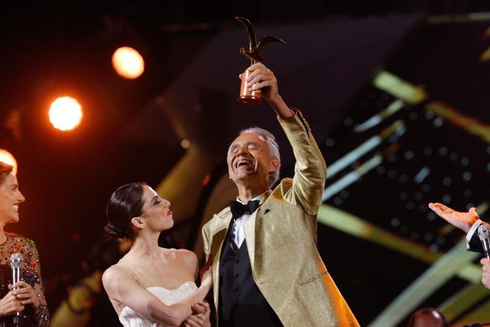 ¡Un show de primera! Andrea Bocelli recibió dos especiales Gaviotas de Plata y de Oro