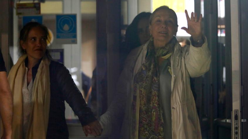 La desgarradora imagen de Cecilia Morel al llegar al SML de Valdivia con el cuerpo de Sebastián Piñera