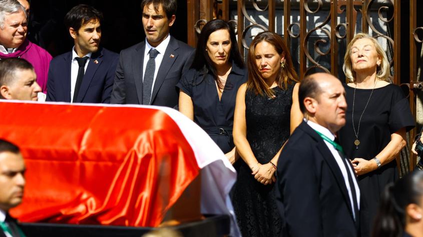 Hijas de Sebastián Piñera junto a su madre en el funeral - Créditos: Agencia Uno
