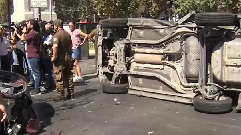Automóviles protagonizan fuerte choque frente a La Moneda: uno se volcó