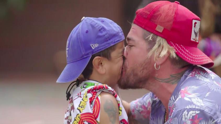 Miguelito y Junior Playboy sorprenden con "apasionado" beso en Tierra Brava