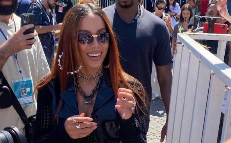 Anitta pasea afuera del hotel antes de su show en Viña 2024: hasta se sacó fotos con sus fans