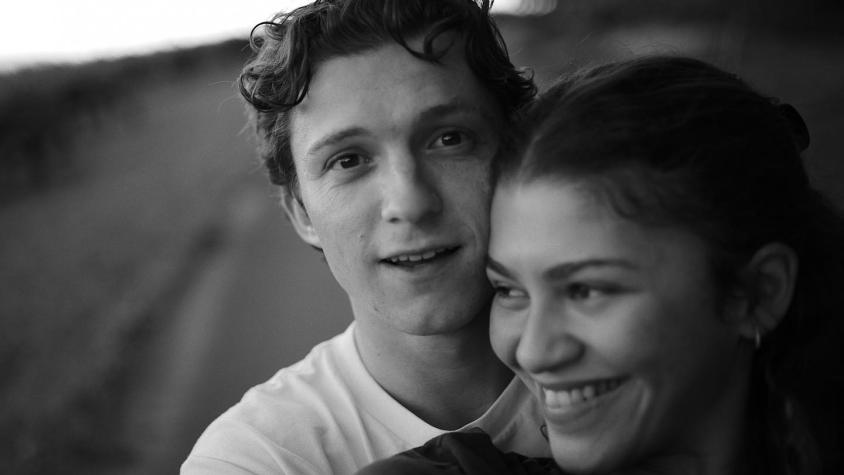 Le regalan a Zendaya una estampita de 'San Tom Holland' y su reacción enternece a todos