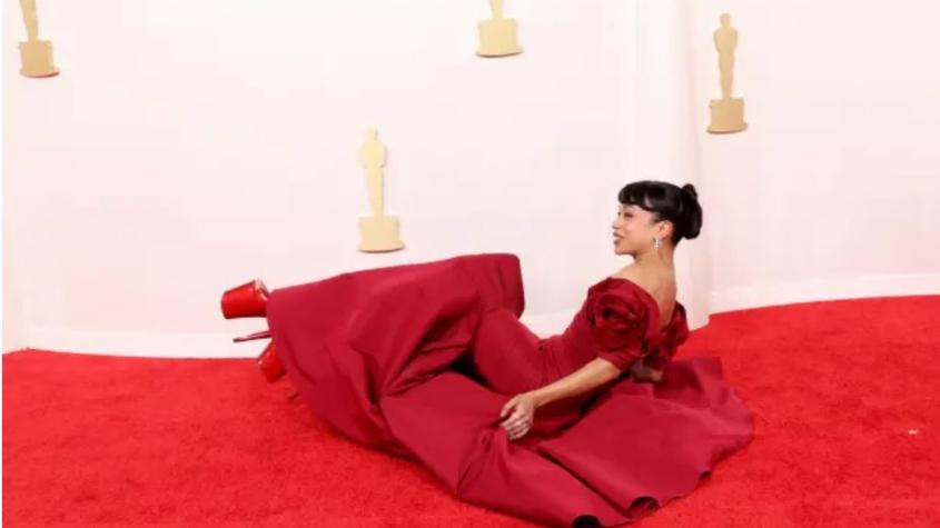 ¡Trágame tierra! Actriz cae en plena alfombra roja de los premios Oscar