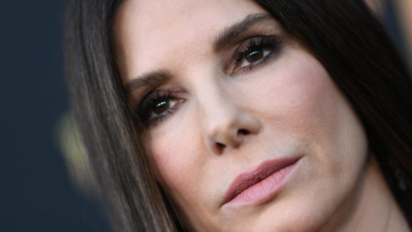 Sandra Bullock es captada saliendo de la oficina de un cirujano plástico y luciendo diferente