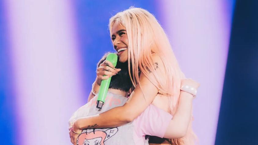 Karol G cantó junto a un niño durante su show en Chile 