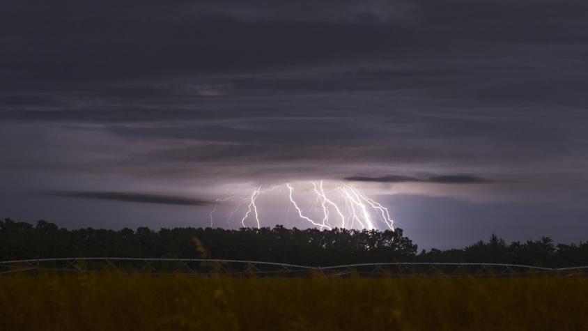 Emiten aviso meteorológico por tormentas eléctricas en 9 regiones del país