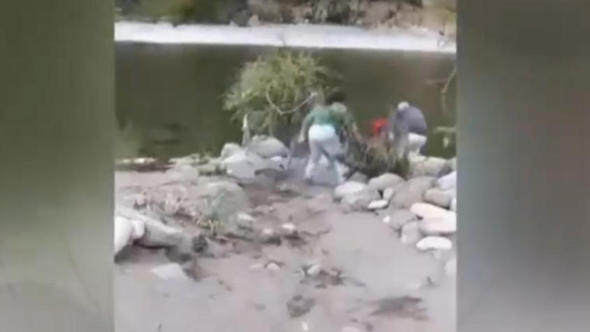 ¡Indignante! Mujer empujó a adulto mayor a un río de Linares