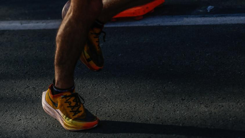 Maratón de Santiago llama a correr con cinta negra en homenaje a carabineros fallecidos