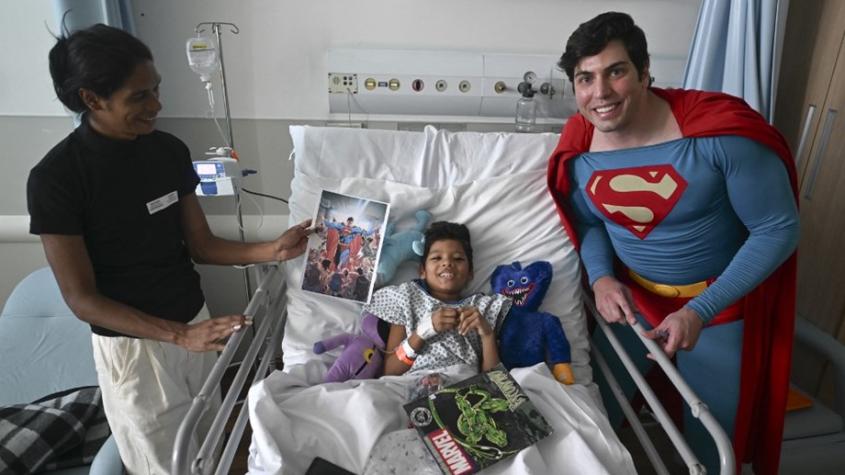 Superman brasileño visita hospitales - Créditos: AFP 