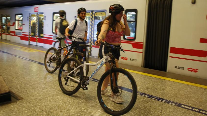 Gran noticia para los ciclistas: Metro de Santiago amplía los días para viajar con tu bicicleta