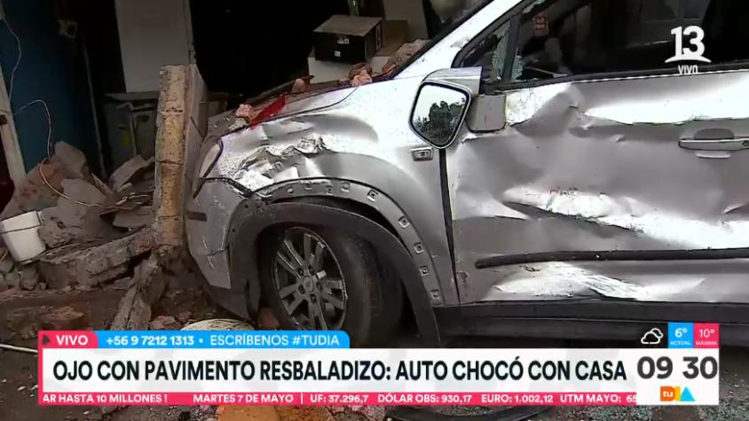 Auto terminó incrustado en la cocina de una casa tras choque múltiple en La Pintana
