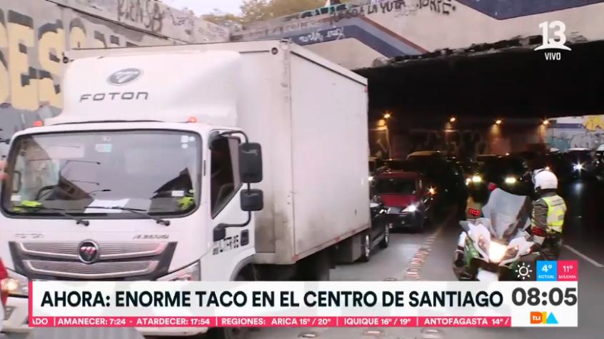 Leve accidente en Santiago Centro provoca caos vial en el puente de Santa Lucía