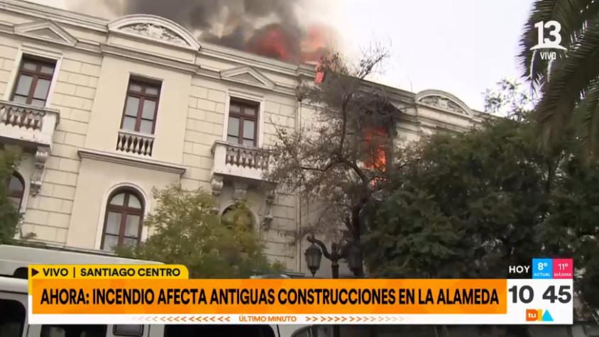 Universidad tuvo que desalojar: incendio fuera de control causa preocupación en Santiago centro