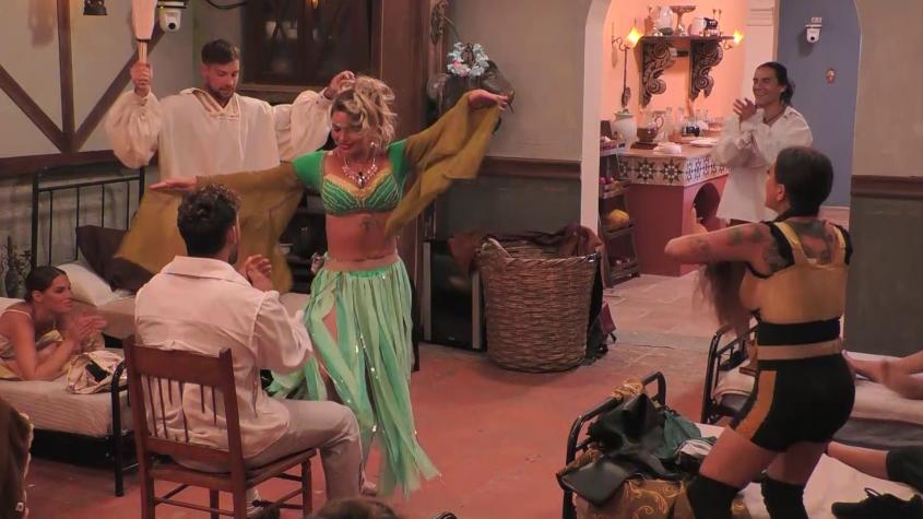 El sensual baile de odalisca de Faloon a Austin en Ganar o Servir