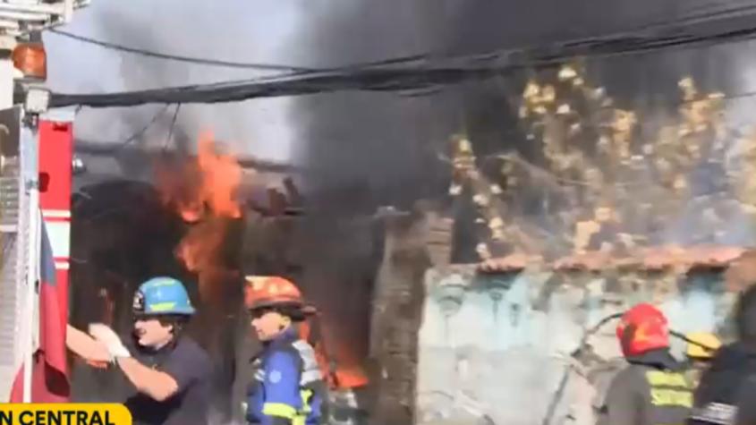 Violento incendio en cercanías de recinto que vende cilindros de gas en Estación Central: se propagó a casas colindantes