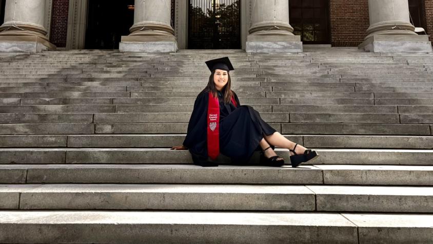 Joven maipucina celebra tras graduarse de la Universidad de Harvard: "Estoy orgullosa del esfuerzo"