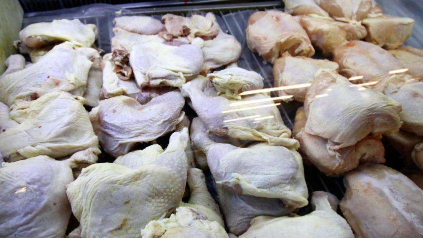 Decomisan 2 toneladas de pollo en mal estado desde minimarket