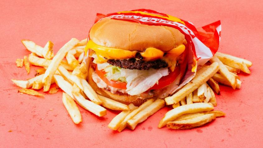 Tiktoker chileno revela cuál es el sueldo de un trabajador de comida rápida en Estados Unidos