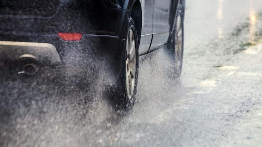 Lluvia en Santiago: Conocen la multa que arriesgan conductores por esta maniobra