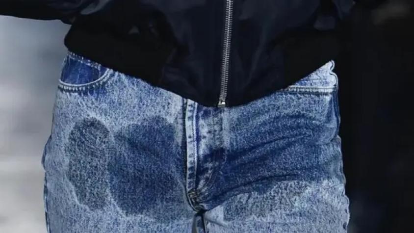 Lanzan a la venta unos jeans que imitan "mancha de orina" y cuestan casi 500 mil pesos