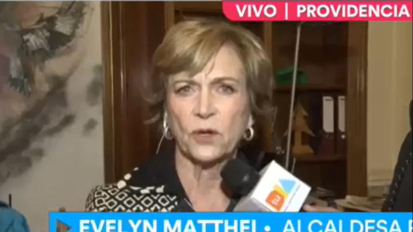 Alcaldesa Evelyn Matthei presenta querella por incidente a director rociado con bencina en Liceo Lastarria