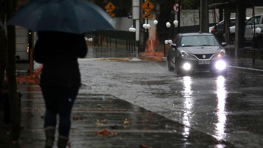 Mañana vuelve la lluvia a Santiago: ¿Habrá suspensión de clases?