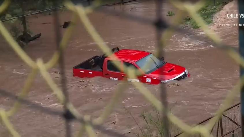 Vehículo quedó atascado por completo en socavón de Reñaca Alto