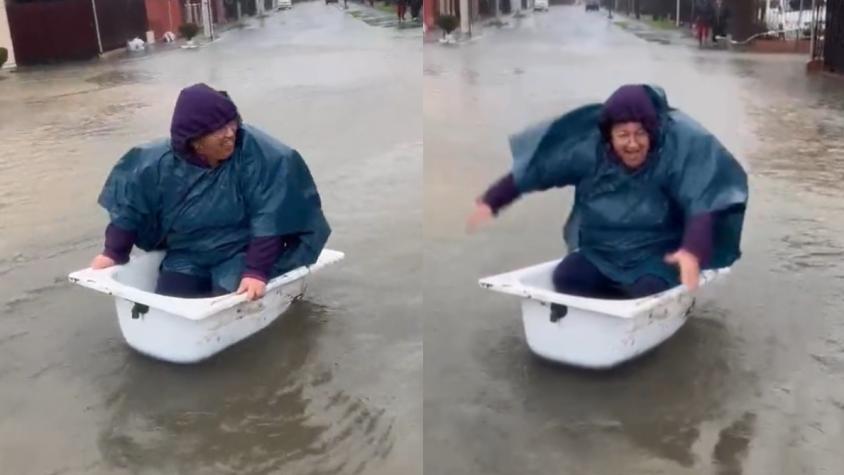 Mujer decidió "navegar" en una tina las calles inundadas de Coronel