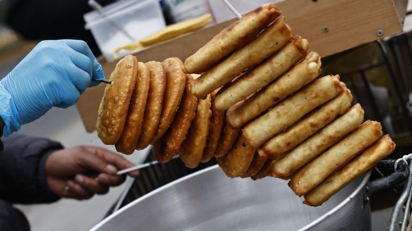 Prepara unas ricas sopaipillas para esta tarde de lluvia