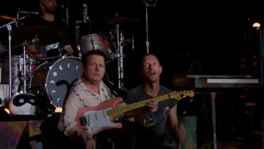 Como en ‘Volver al Futuro’: Michael J. Fox tocó la guitarra durante concierto de Coldplay