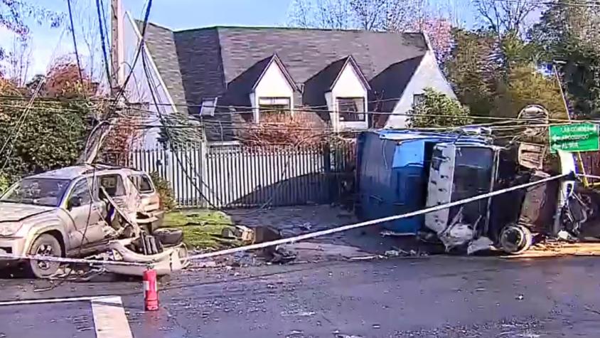 Trágico accidente de tránsito: camión de basura volcó y colisionó a dos vehículos en Las Condes